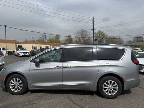 Used 2018 Chrysler Pacifica Touring-L image 12