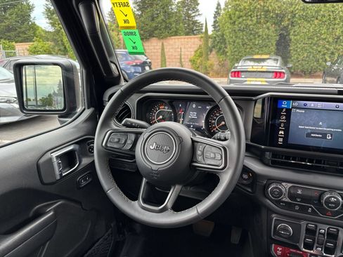 Used 2025 Jeep Wrangler Unlimited Rubicon AWD/4WD image 33