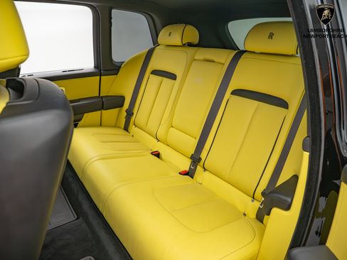 Used 2022 Rolls-Royce Cullinan Black Badge w/ Dark Exterior Package image 24