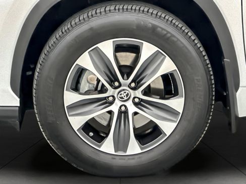 Certified 2023 Toyota Highlander XLE image 26