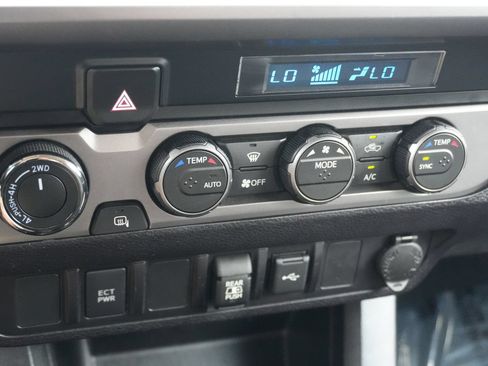 Used 2021 Toyota Tacoma SR5 AWD/4WD image 32
