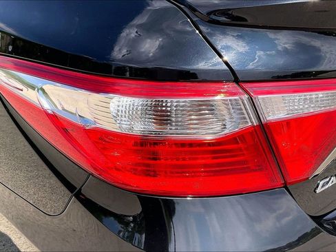 Used 2017 Toyota Camry SE w/ Moonroof Package FWD image 29