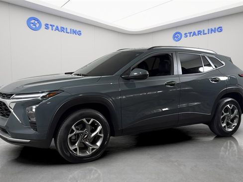 Used 2025 Chevrolet Trax LT image 2