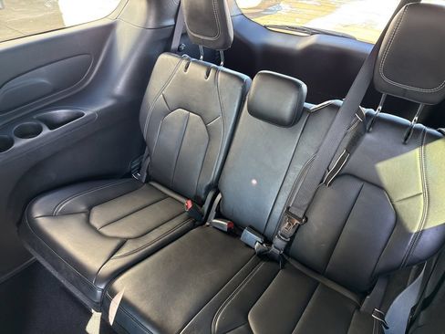 Used 2025 Chrysler Pacifica Select FWD image 9