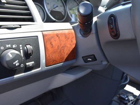 Used 2008 Chrysler Town & Country Touring FWD image 10