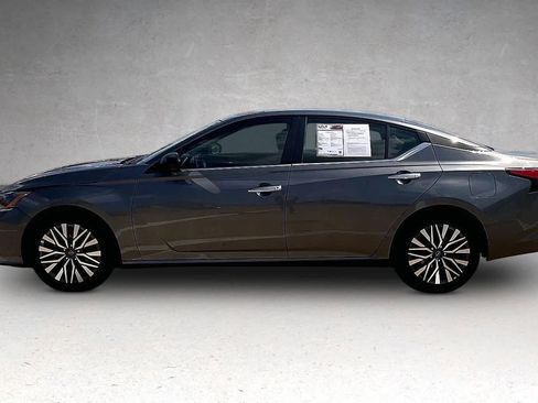 Used 2025 Nissan Altima 2.5 SV FWD image 3