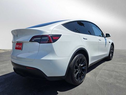 Used 2023 Tesla Model Y AWD image 3