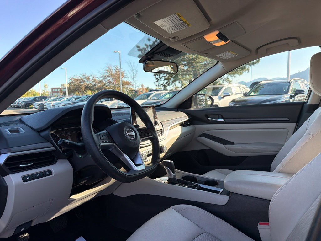 Used 2025 Nissan Altima 2.5 SV FWD image 25