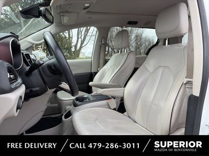 Used 2017 Chrysler Pacifica Limited w/ Advanced Safetytec Group