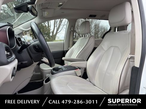 Used 2017 Chrysler Pacifica Limited w/ Advanced Safetytec Group image 1