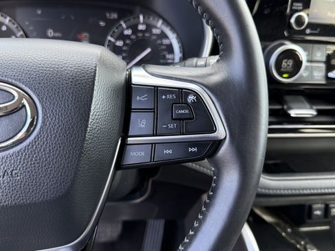 Used 2020 Toyota Highlander XLE image 24