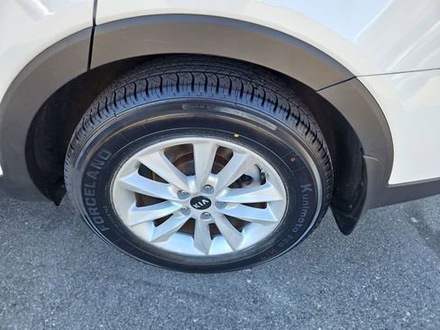 Used 2019 Kia Sorento LX image 28