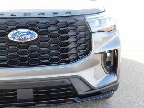 Used 2025 Ford Explorer ST-Line w/ ST-Line Street Pack image 9