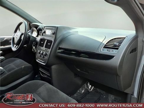 Used 2016 Dodge Grand Caravan SE FWD image 12