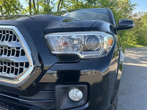 Used 2017 Toyota Tacoma TRD Sport AWD/4WD image 9