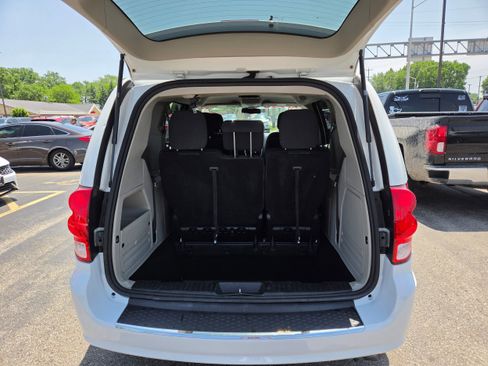 Used 2019 Dodge Grand Caravan SE w/ UConnect Hands-Free Group FWD image 11
