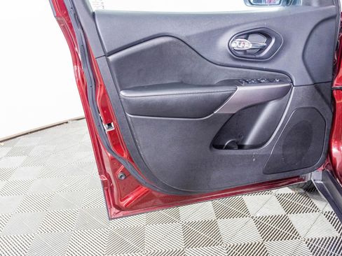 Used 2019 Jeep Cherokee Latitude Plus w/ Cold Weather Group image 21