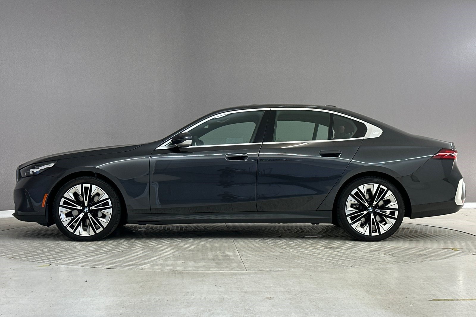Used 2026 BMW 530i RWD image 2