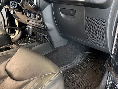 Used 2018 Jeep Wrangler Sahara w/ Connectivity Group AWD/4WD image 32