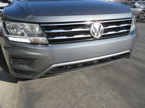 Used 2018 Volkswagen Tiguan SE w/ Panoramic Sunroof Package image 16
