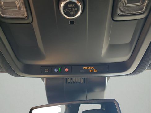 Used 2025 Chevrolet Suburban Z71 image 42