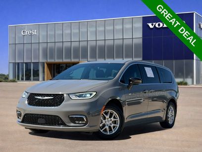 Used 2025 Chrysler Pacifica Select