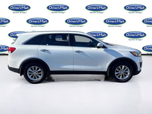 Used 2017 Kia Sorento LX w/ LX Convenience Package image 9