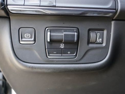 Used 2021 Cadillac Escalade ESV Sport Platinum image 17