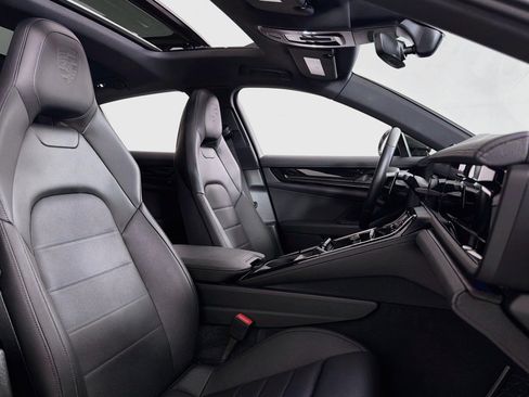 Used 2025 Porsche Panamera image 7