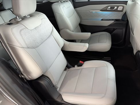 Used 2026 Ford Explorer Platinum w/ LUX Leather Package AWD/4WD image 9