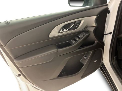 Used 2021 Chevrolet Traverse LT w/ LT Premium Package image 13