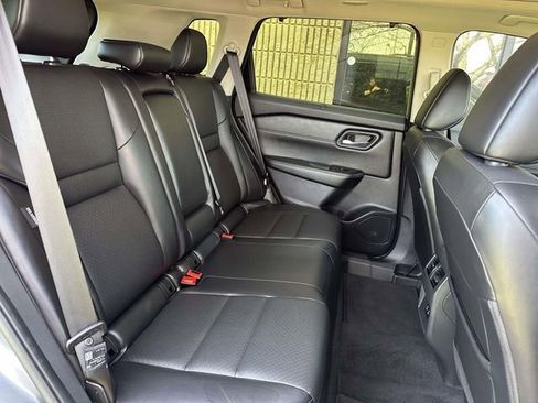 Used 2024 Nissan Rogue SV w/ SV Premium Package image 10