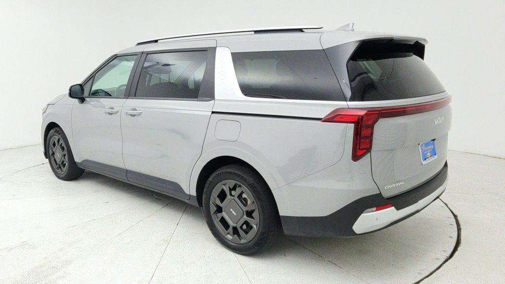 Used 2025 Kia Carnival EX FWD image 5