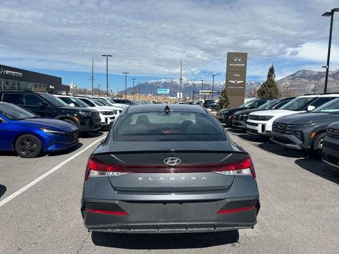 Used 2025 Hyundai Elantra Sport image 6