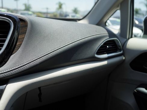 Used 2023 Chrysler Pacifica Limited image 21