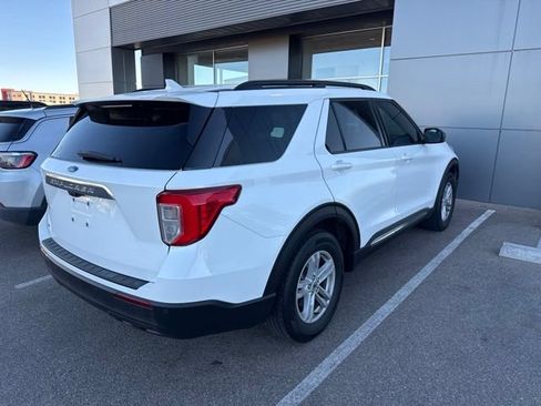 Used 2024 Ford Explorer XLT RWD image 3