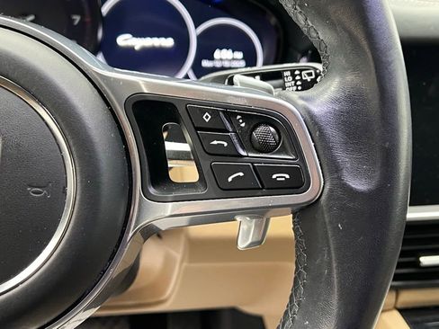 Used 2023 Porsche Cayenne Platinum Edition image 9