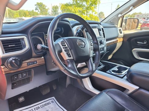Used 2018 Nissan Titan SL image 20