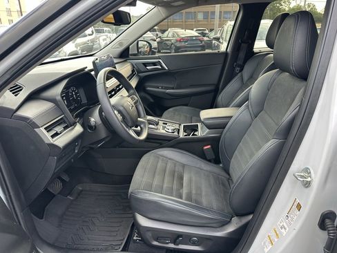 Used 2023 Mitsubishi Outlander SE image 11