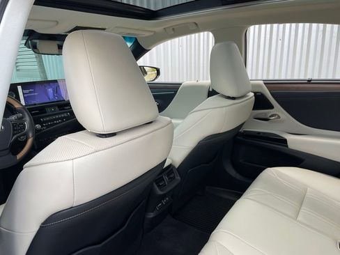 Used 2025 Lexus ES 350 Ultra Luxury w/ Accessory Package (Z2) image 27