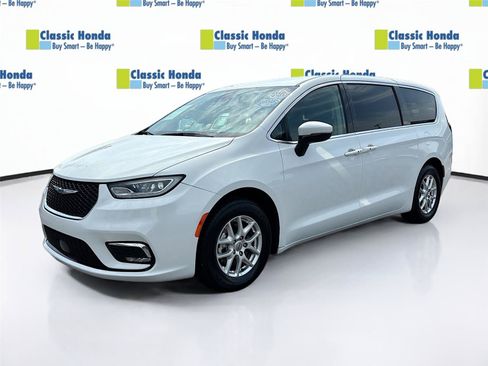 Used 2023 Chrysler Pacifica Touring-L FWD image 3