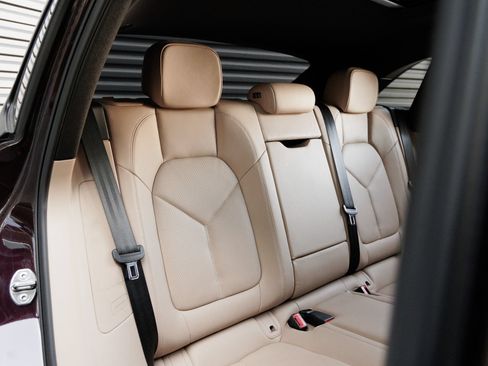 Certified 2025 Porsche Macan AWD/4WD image 32