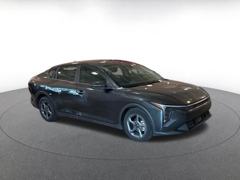 Used 2025 Kia K4 LXS image 2