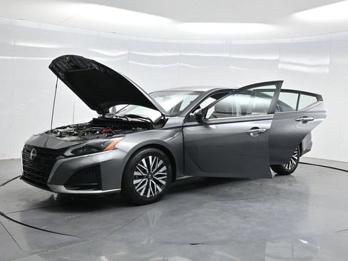 Used 2024 Nissan Altima 2.5 SV FWD image 42