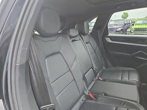 Used 2024 Porsche Cayenne w/ Premium Package AWD/4WD image 84