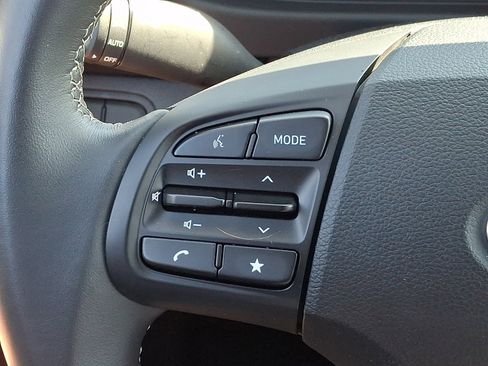 Certified 2025 Hyundai Venue SEL FWD image 21