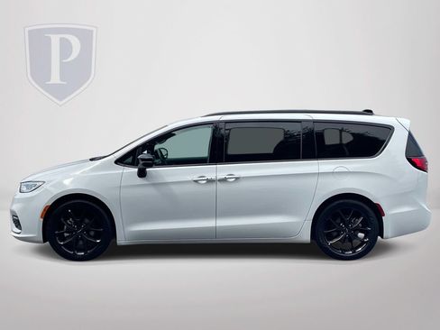 Certified 2025 Chrysler Pacifica Limited FWD image 6