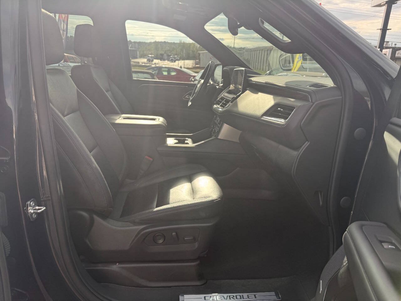 Used 2023 Chevrolet Suburban LT w/ Luxury Package AWD/4WD image 18