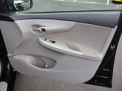 Used 2013 Toyota Corolla LE image 30