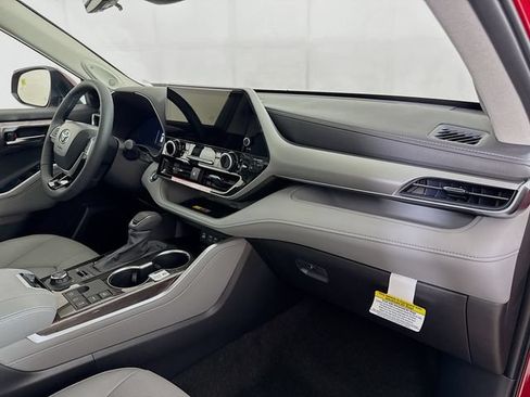 New 2026 Toyota Highlander Platinum AWD/4WD image 30